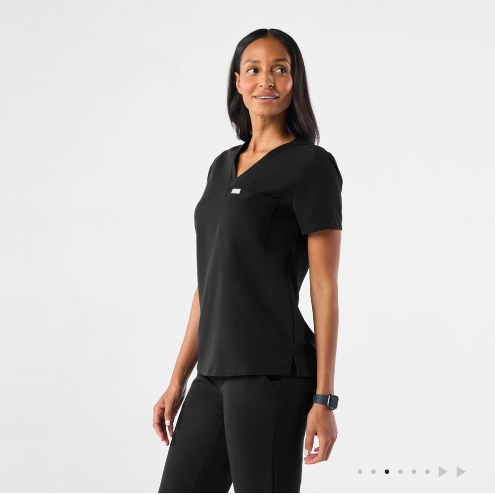 Figs Catarina One-Pocket Scrub Top™ (Color: Black) - Size Small